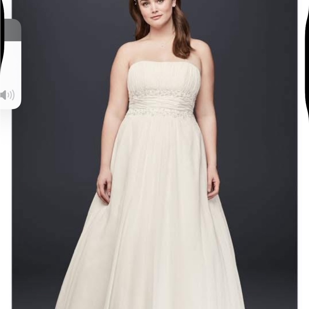 Elegant Strapless White Dress with Floral Headband - Picture 2 of 3